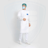 Weißer chirurgischer Einweg-Isolationskittel Wasserdichter medizinischer Betrieb AAMI PB70 Level3